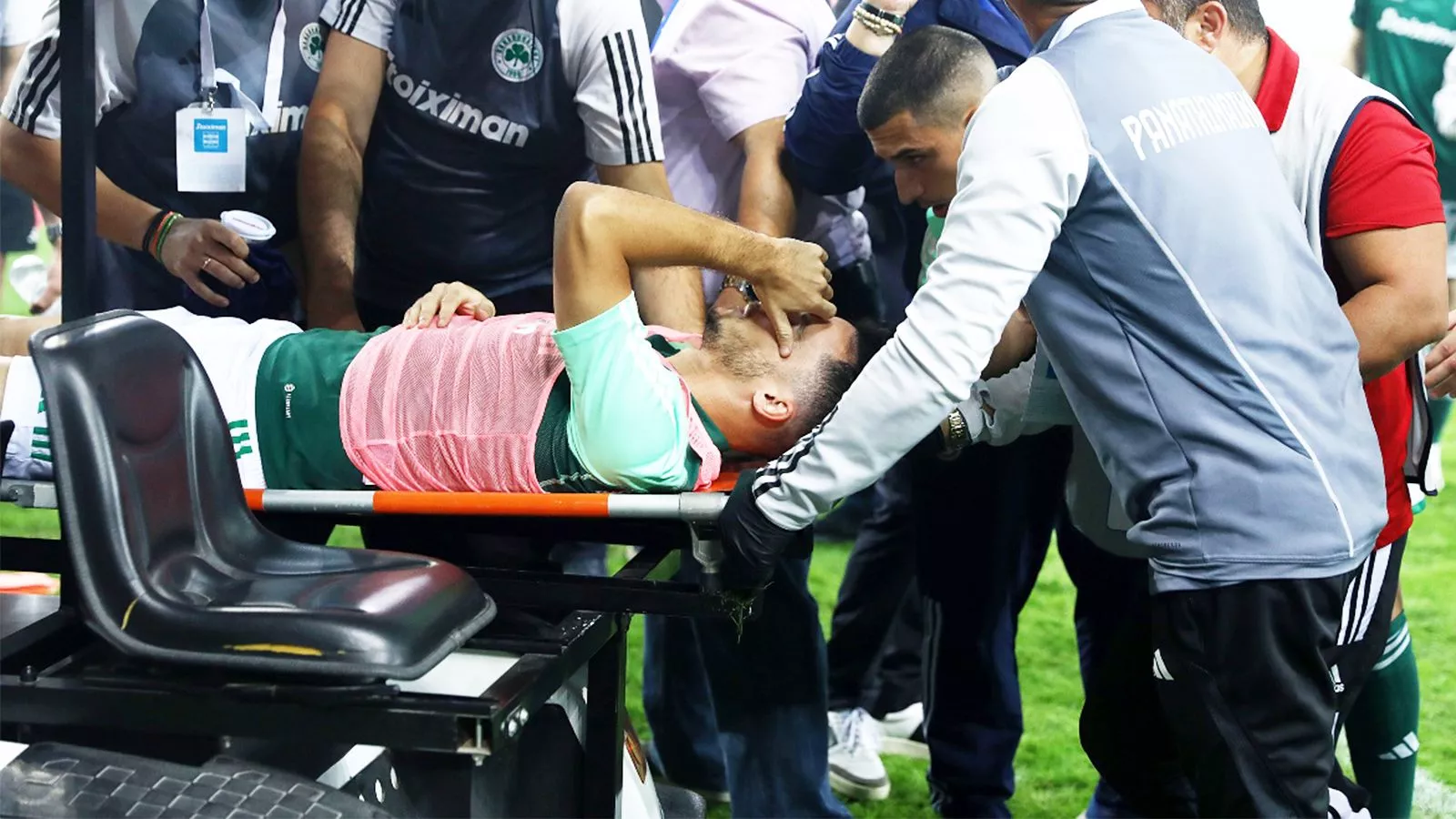 В Греции игрок частично потерял слух и получил сотрясение мозга из-за  брошенной петарды