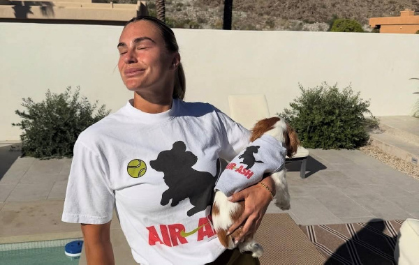 "Какая мать, такой и сын": Соболенко нарядилась в фэмили лук вместе со своей собакой