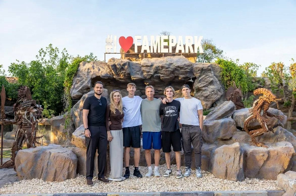 Накормил тигра, познакомился с медведем: защитник "Реала" посетил зоопарк в Абу-Даби