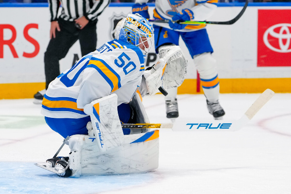 "Я бы тоже попробовал стырить": Губерниев оценил попытку вратаря спрятать шайбу после гола Овечкина