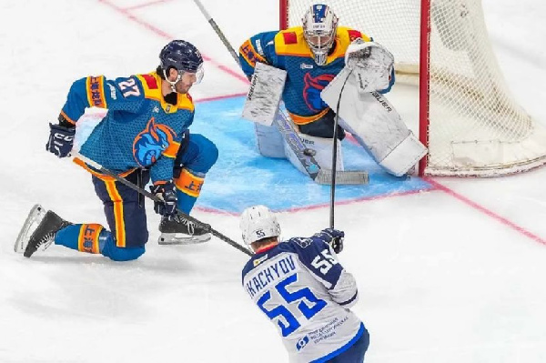 "Шанхай Дрэгонс" отыграл две шайбы за последние минуты, но уступил "Торпедо" в матче КХЛ