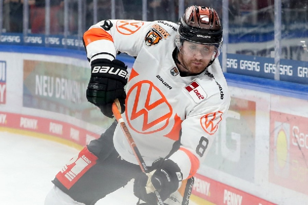 Со скамейки в кому: хоккейный матч в Австрии едва не закончился трагедией