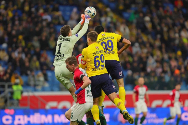 "Локомотив" обыграл "Ростов" и поднялся на третью строчку таблицы РПЛ