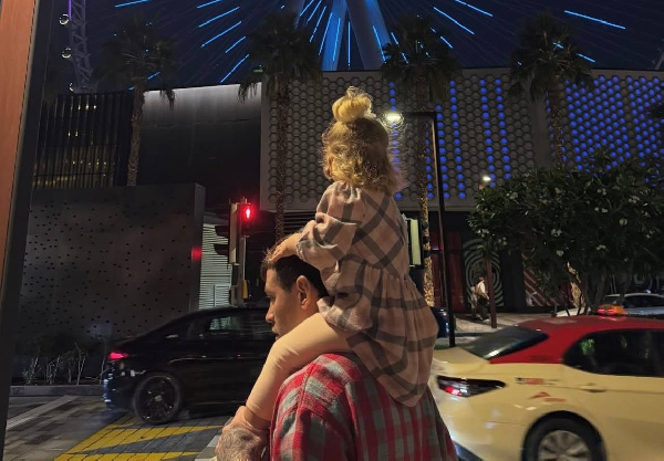 "Поставь соку-соку": Смолов с женой и дочкой улетел в Дубай