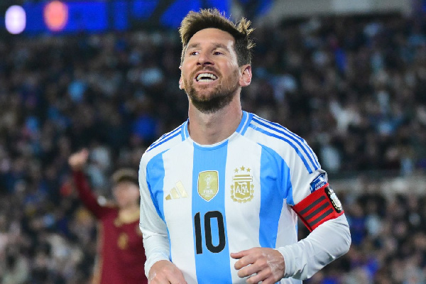 Лионель Месси собрал копию Кубка мира из конструктора Lego