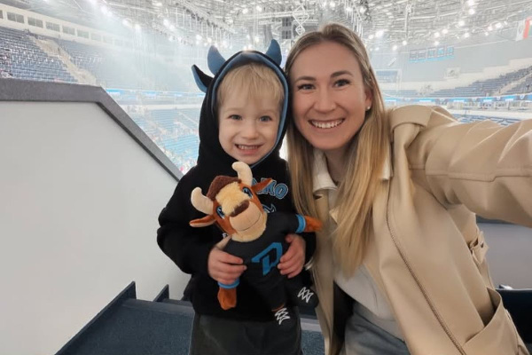 Динара Смольская показала, как вся семья болела за минское "Динамо" — ВИДЕО