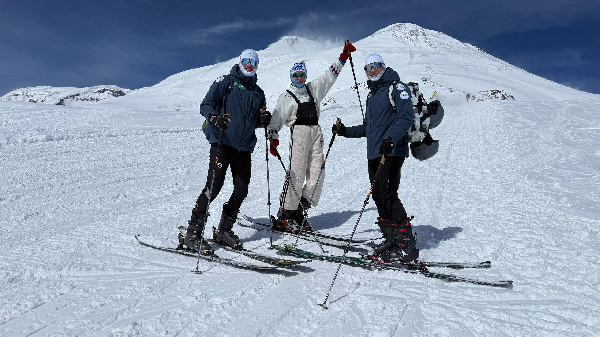 "Я свободен!": Смольский и Лазовский спели песню на вершине Эльбруса
