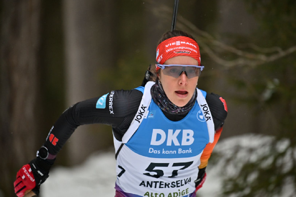 Немецкая биатлонистка досрочно завершила сезон из-за травмы спины