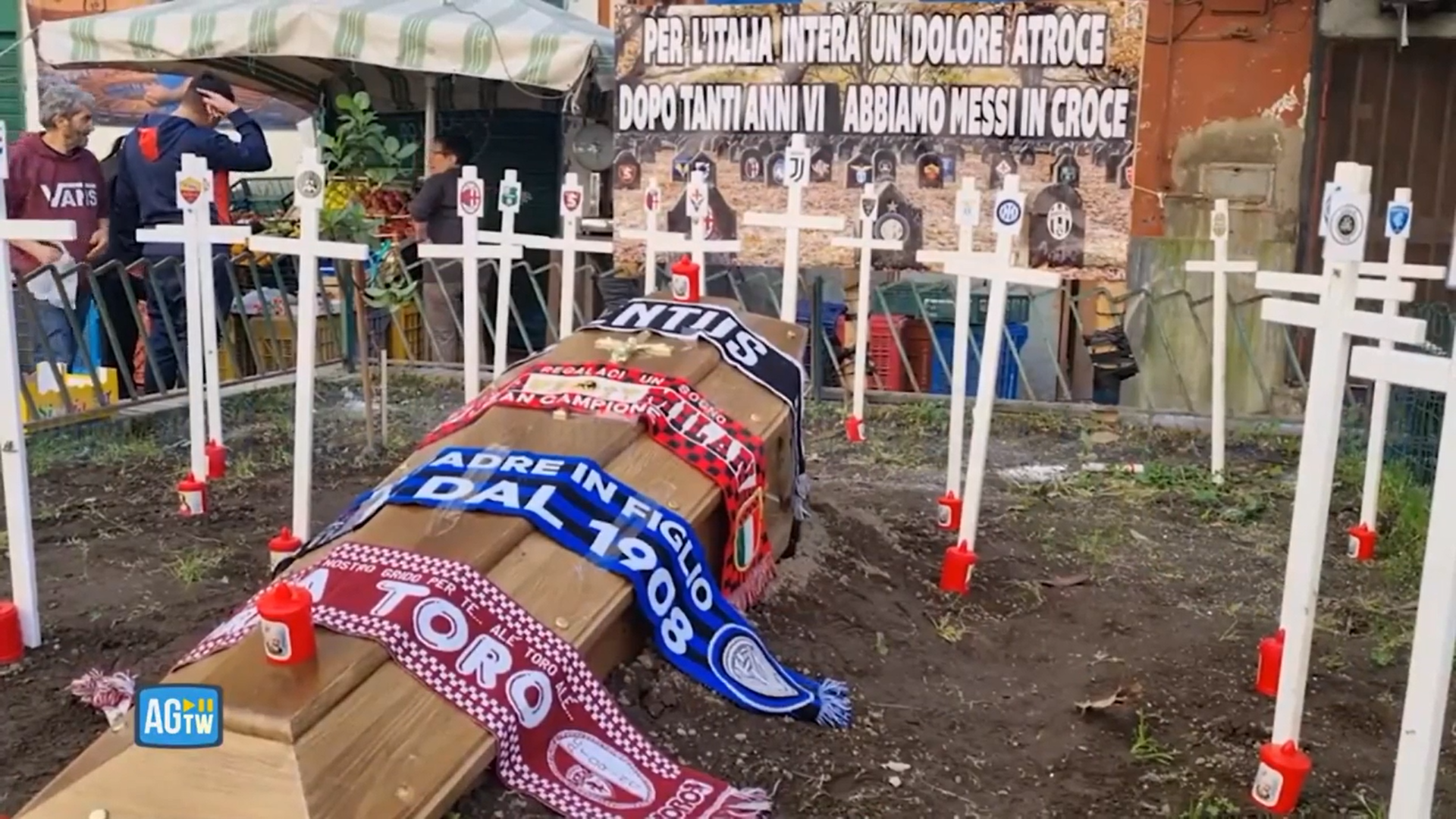 Фанаты "Наполи" "похоронили" клубы Серии А