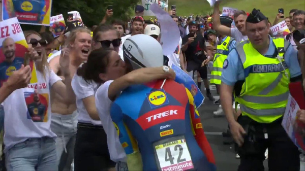 Французского велогонщика на "Тур де Франс" оштрафовали за то, что он обнял жену
