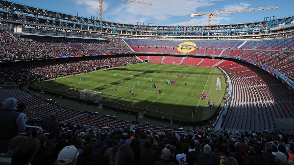 Более 20 тысяч болельщиков посетили открытую тренировку "Барселоны" на реконструированном "Камп Ноу"