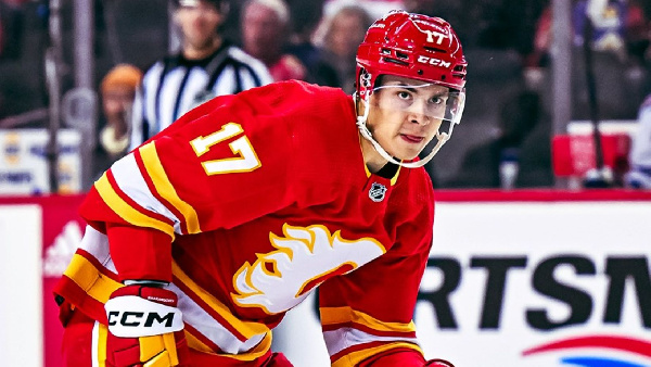 Егор Шарангович провалил матч и угодил в запас, а "Калгари" вновь проиграл