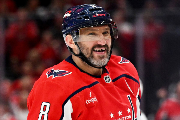 Александр Овечкин сделал подарок юной фанатке — ВИДЕО