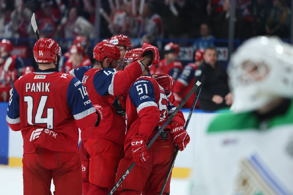 "Локомотив" обыграл "Салават" и повел в серии плей-офф КХЛ со счетом 2-0