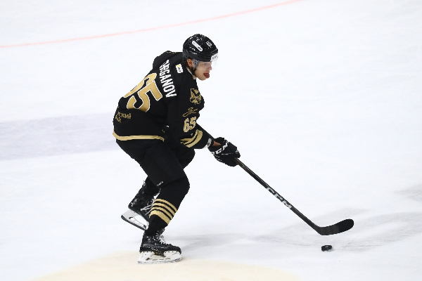 Егор Чезганов провел лучший матч в КХЛ, набрал четыре очка и принес победу "Адмиралу"