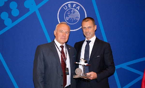 Николай Шерстнев передал Александеру Чеферину белорусского аиста и обсудил сотрудничество АБФФ с УЕФА