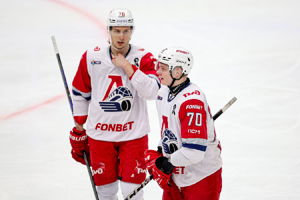 Три шайбы Шалунова принесли "Локомотиву" победу над "Ладой" в КХЛ