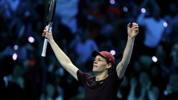 Вторая ракетка мира отпраздновал победу со своей девушкой и собакой