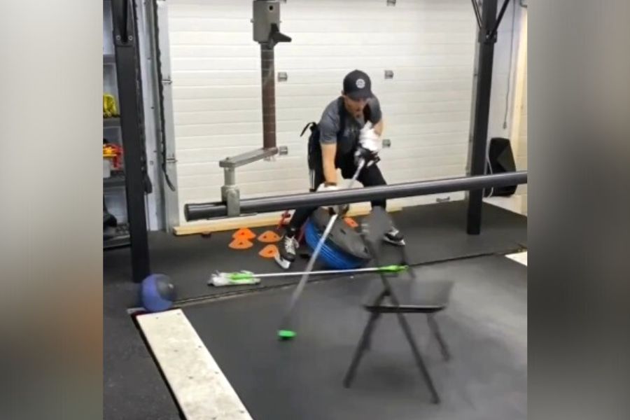 HARD WORK: что творит этот хоккеист! (ВИДЕО)