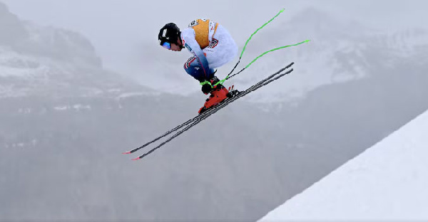 Известный горнолыжник после ужасного падения лишился двух зубов и был доставлен в больницу на вертолете