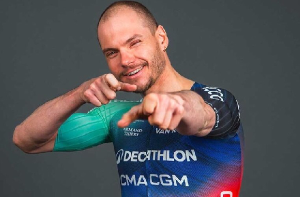 Доездился: олимпийский чемпион по биатлону ушел в велоспорт и сломал ключицу