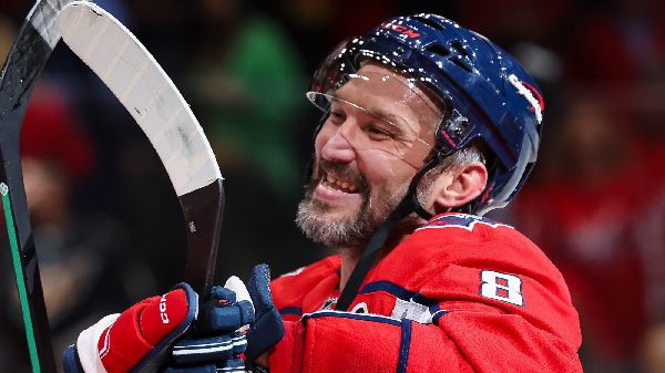 Александра Овечкина облили пивом в честь юбилейной шайбы