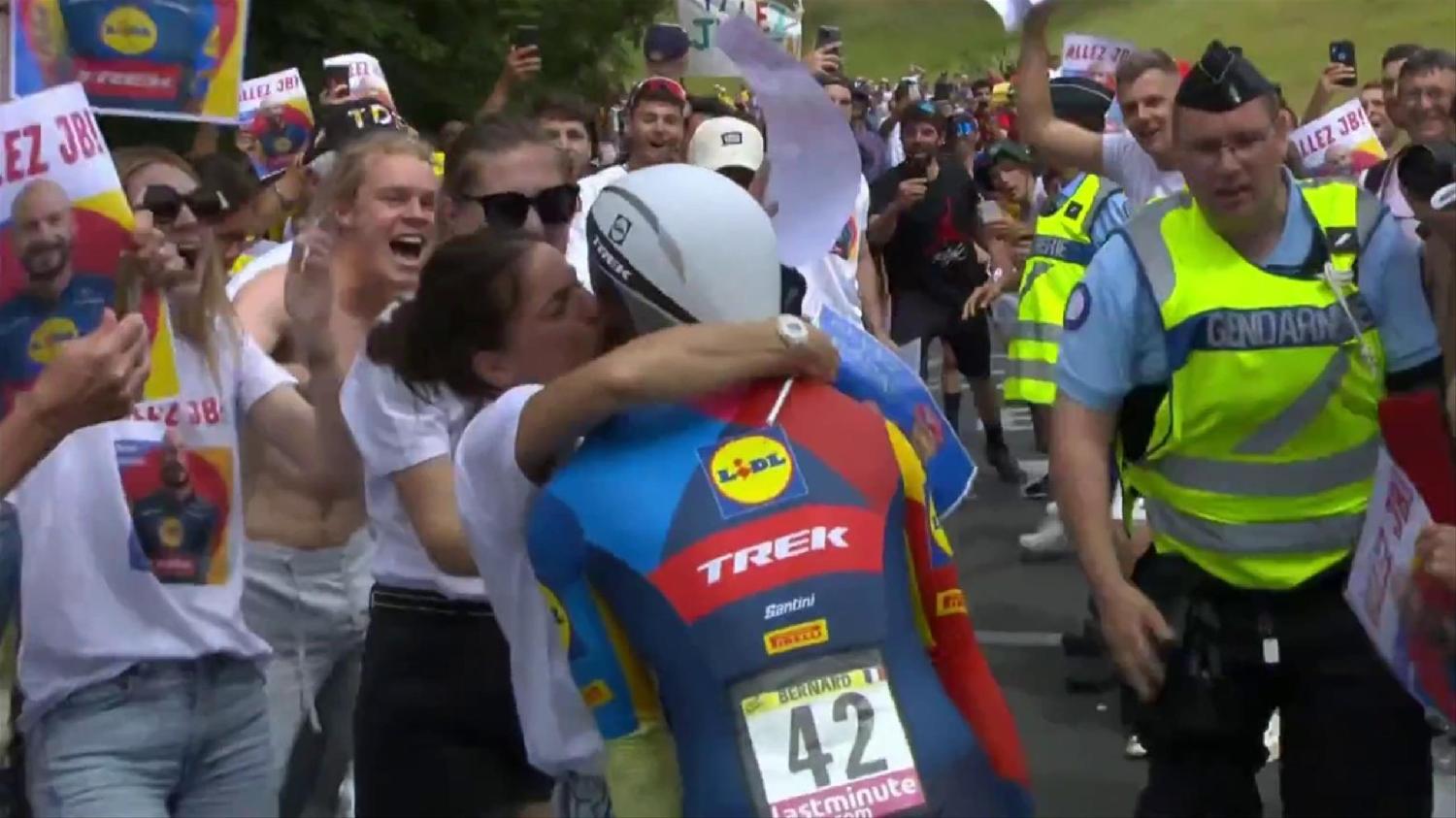 Французского велогонщика Жюльена Бернара оштрафовали за то, что он обнимал  жену и общался со зрителями на седьмом этапе 