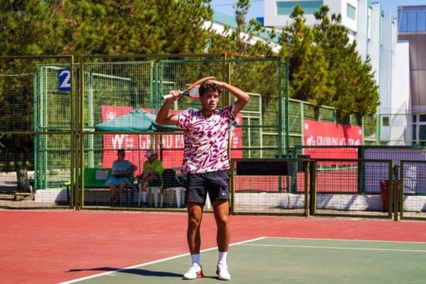 Белорусский теннисист Эрик Арутюнян покинул турнир ITF в Индонезии