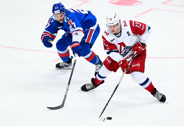 "Локомотив" оторвался от минского "Динамо" после победы над СКА в КХЛ