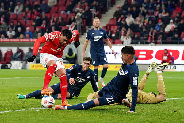 "Майнц" забил за двоих и удалился, но не сумел обыграть "Хоффенхайм"
