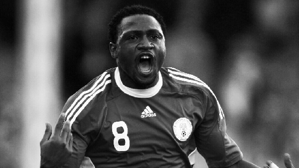 Экс-футболист сборной Нигерии скончался во время матча в возрасте 40 лет