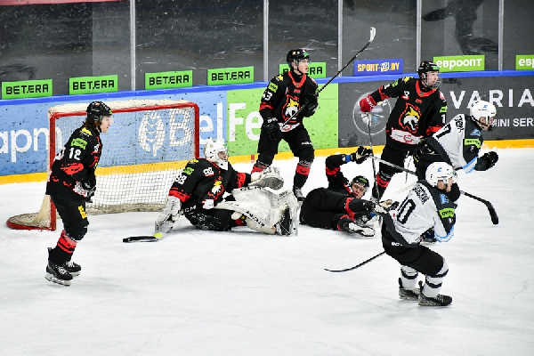 200 минут штрафа: семерых хоккеистов отстранили за драку в матче высшей лиги