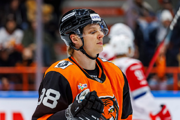 Уроженец Гомеля получил четыре минуты штрафа после заброшенной шайбы в матче СКА — "Амур"