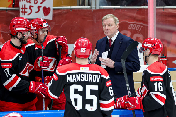 Главный тренер клуба Западной конференции пропустит матч с "Ладой"