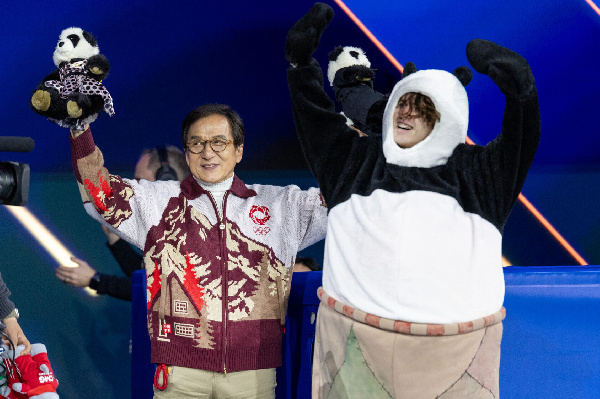 Джеки Чан подарил фигуристу из Казахстана игрушечных панд после показательного номера на ОИ-2026