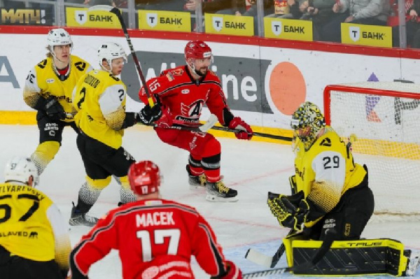 "Автомобилист" уверенно разобрался с главным конкурентом минского "Динамо" в КХЛ