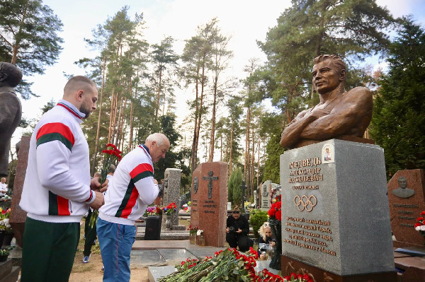 В Минске открыли памятник легендарному Александру Медведю — ФОТО