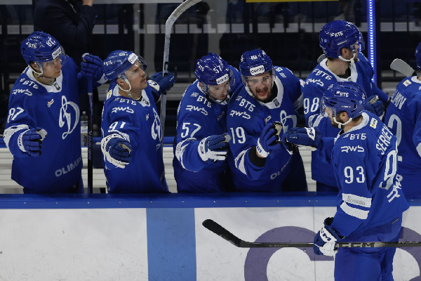 Московское "Динамо" нанесло "Торпедо" третье поражение подряд в КХЛ