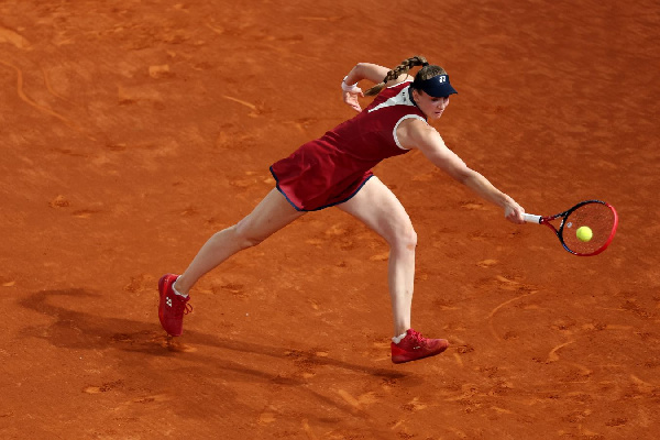 Елена Рыбакина уверенно обыграла Александру Эалу и вышла в 1/8 финала