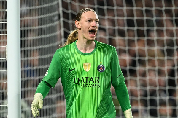 Жена голкипера ПСЖ пришла на матч с популярным певцом: где Сафонов?