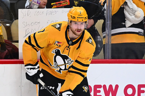 Илья Соловьев помог "Питтсбургу" обыграть сильнейшую команду НХЛ