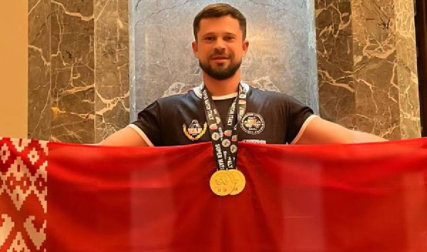 Виктор Братченя завоевал два золота на Кубке мира по армрестлингу в Италии