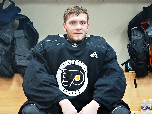 Задрафтованный "Филадельфией" вратарь из Беларуси подписал контракт с клубом КХЛ