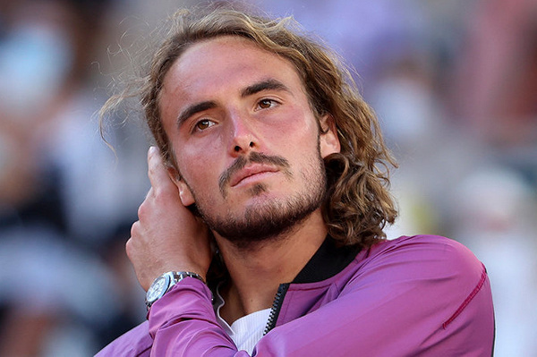 "Я в авиарежиме": Циципас попросил поклонников не тревожить его