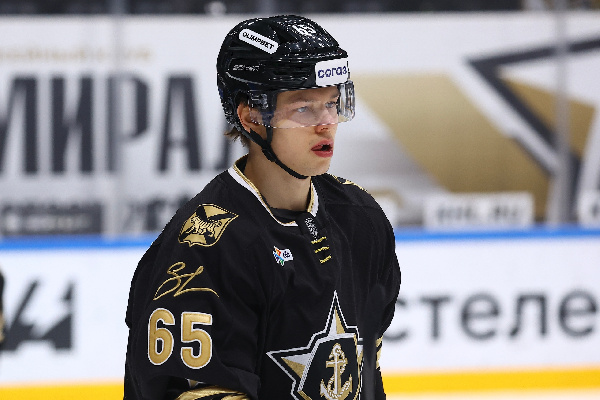Два очка Чезганова помогли "Адмиралу" переиграть "Барыс" в матче КХЛ