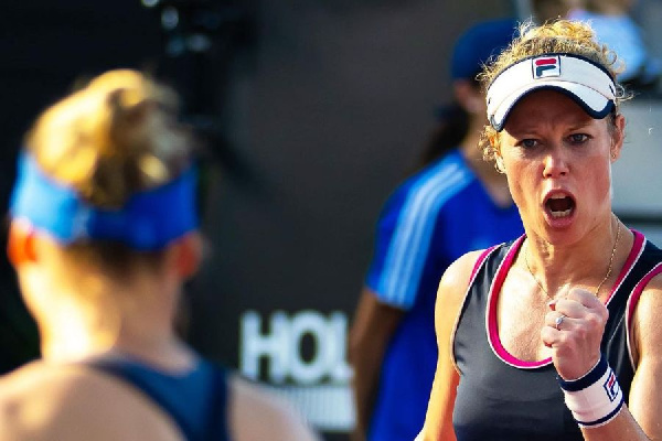 Звонарева и Зигемунд выиграли стартовый матч в группе на Итоговом турнире WTA 2023