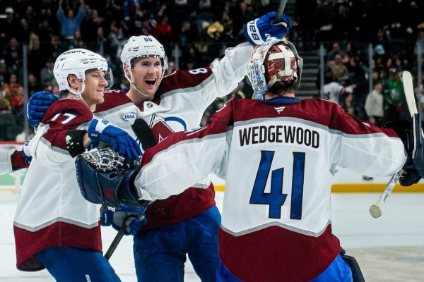 Соловьев провел 21-ю игру вне заявки: "Колорадо" победил седьмой раз кряду в НХЛ