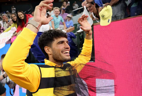 Не можешь победить — возглавь: Алькарас вышел на корт в костюме пчелы