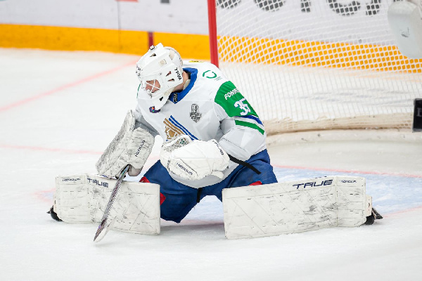 В КХЛ определили лучших игроков января