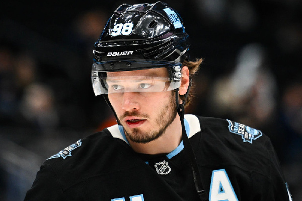 "Говорить об этом непросто": защитник "Юты" — о сборной России на ОИ